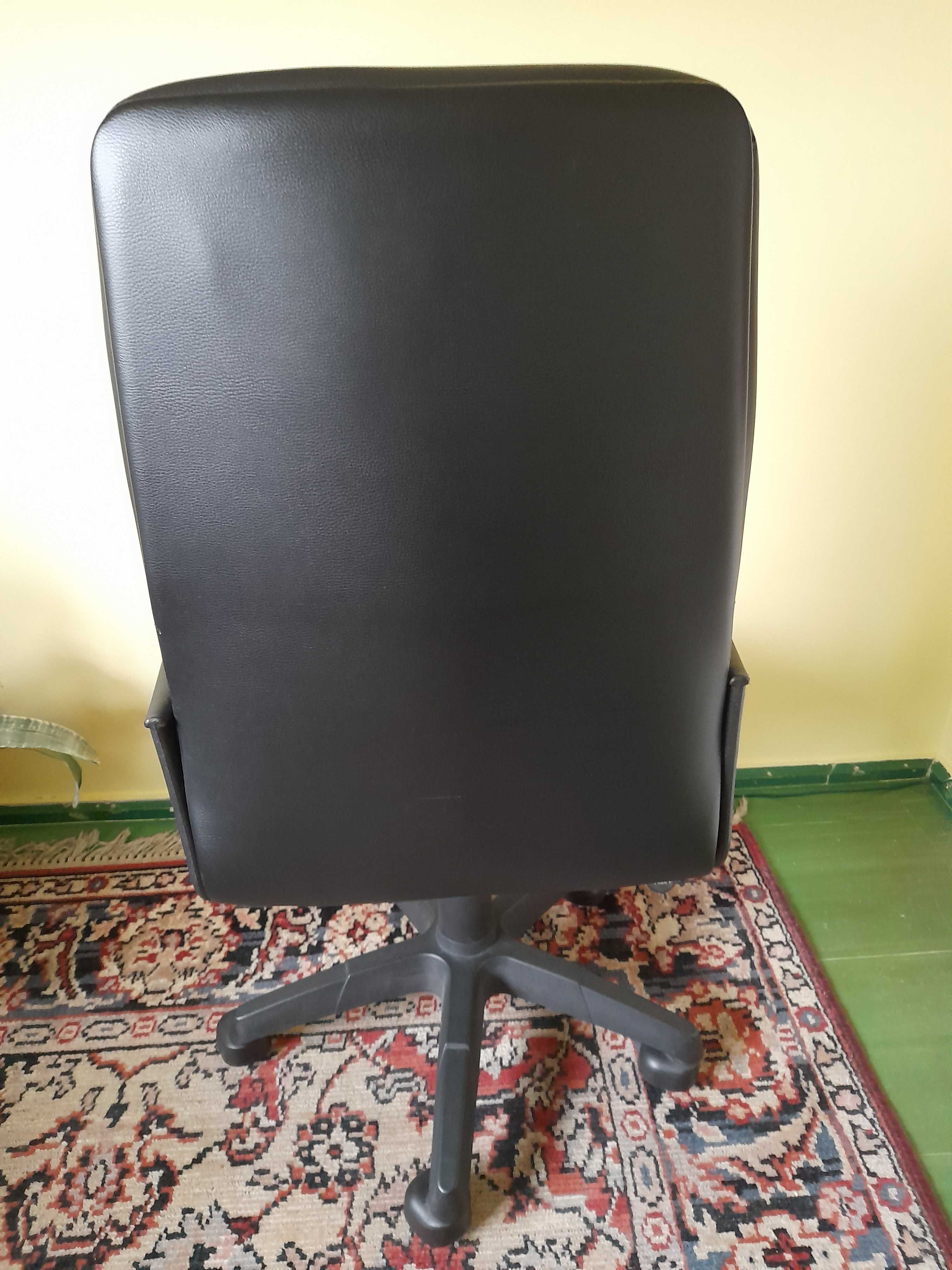 Czarny fotel  biurowy