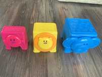 Klocki piramida (ze zwierzaczków) marki Fisher Price