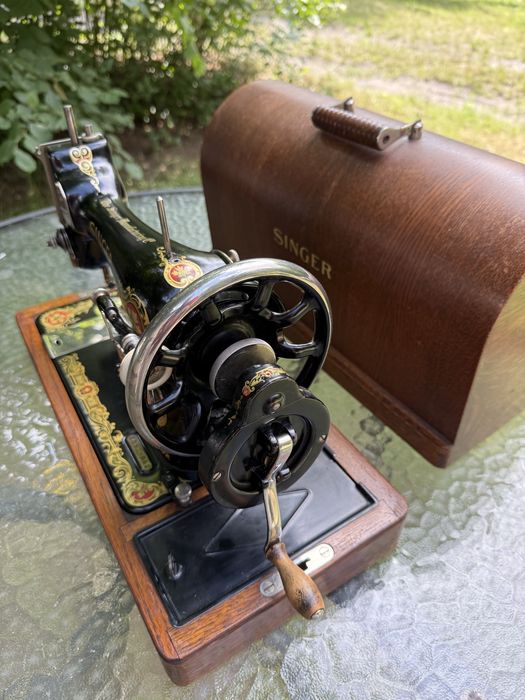 Maszyna do szycia Singer 128K z 1933 r. z oryginalną pokrywą