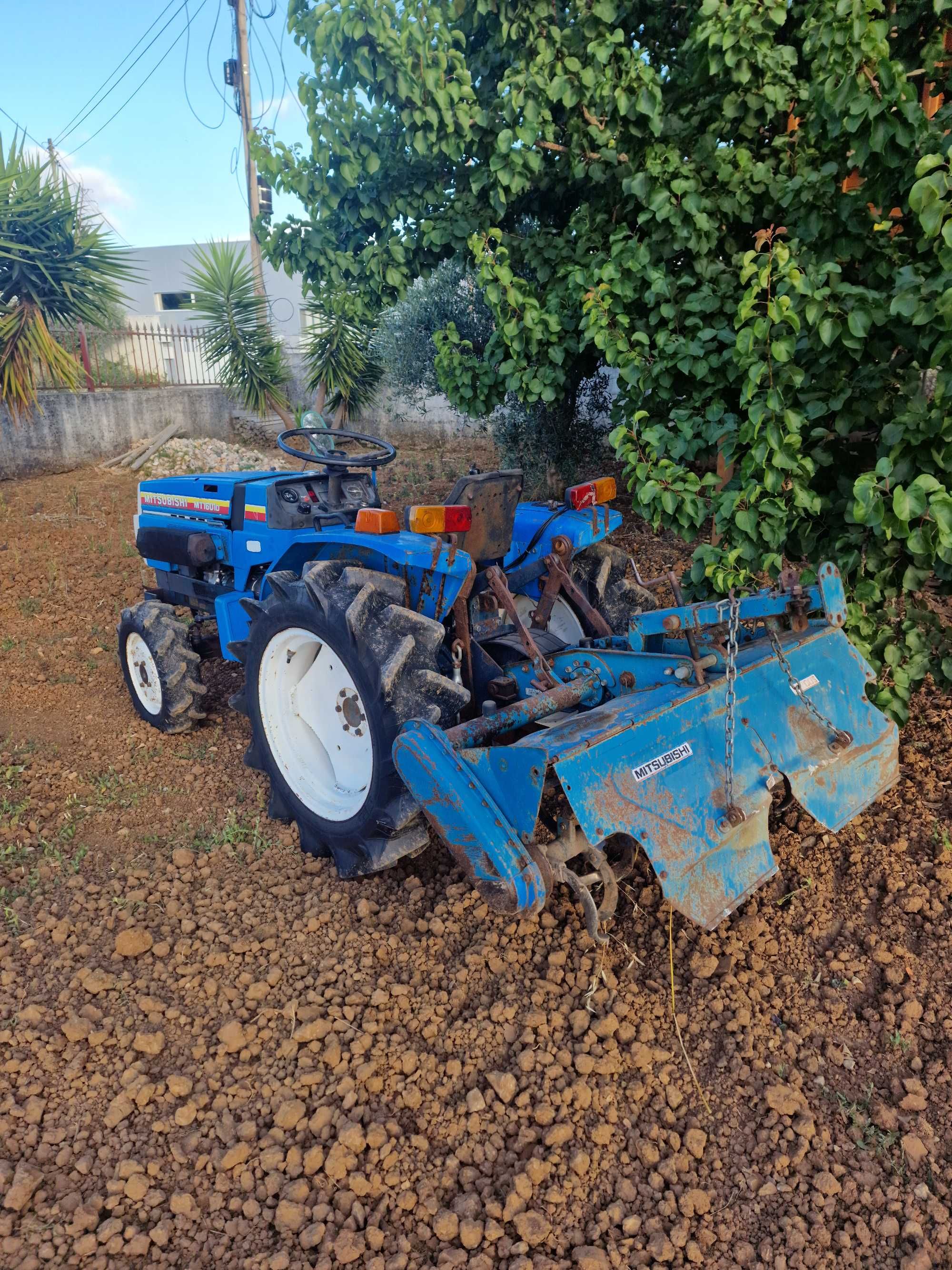 Trator Mitsubishi 4x4 MT 1601 D