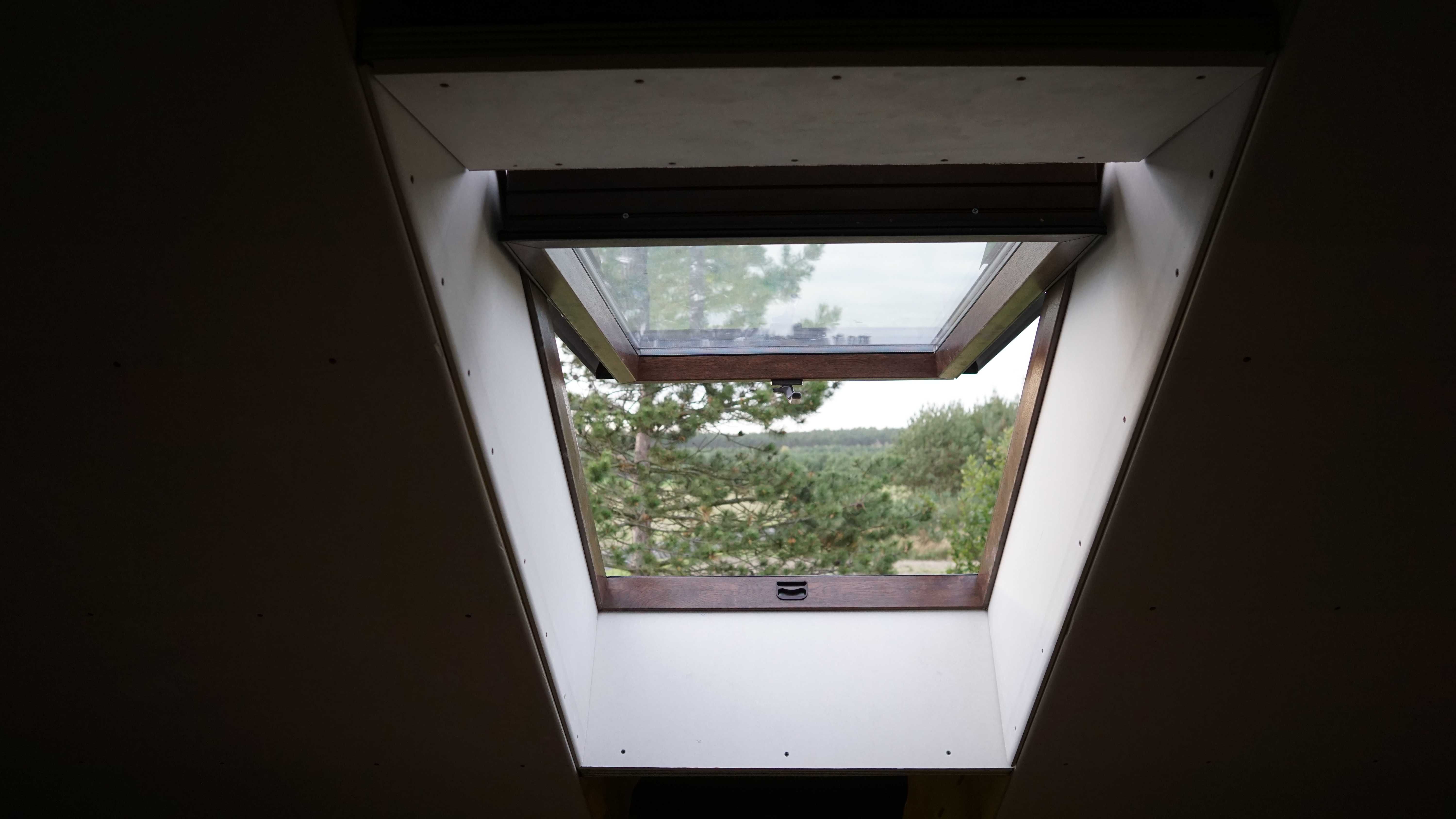 Okna dachowe PCV 6 sztuk Kolor ORZECH SUPER STAN Rolety w każdym oknie