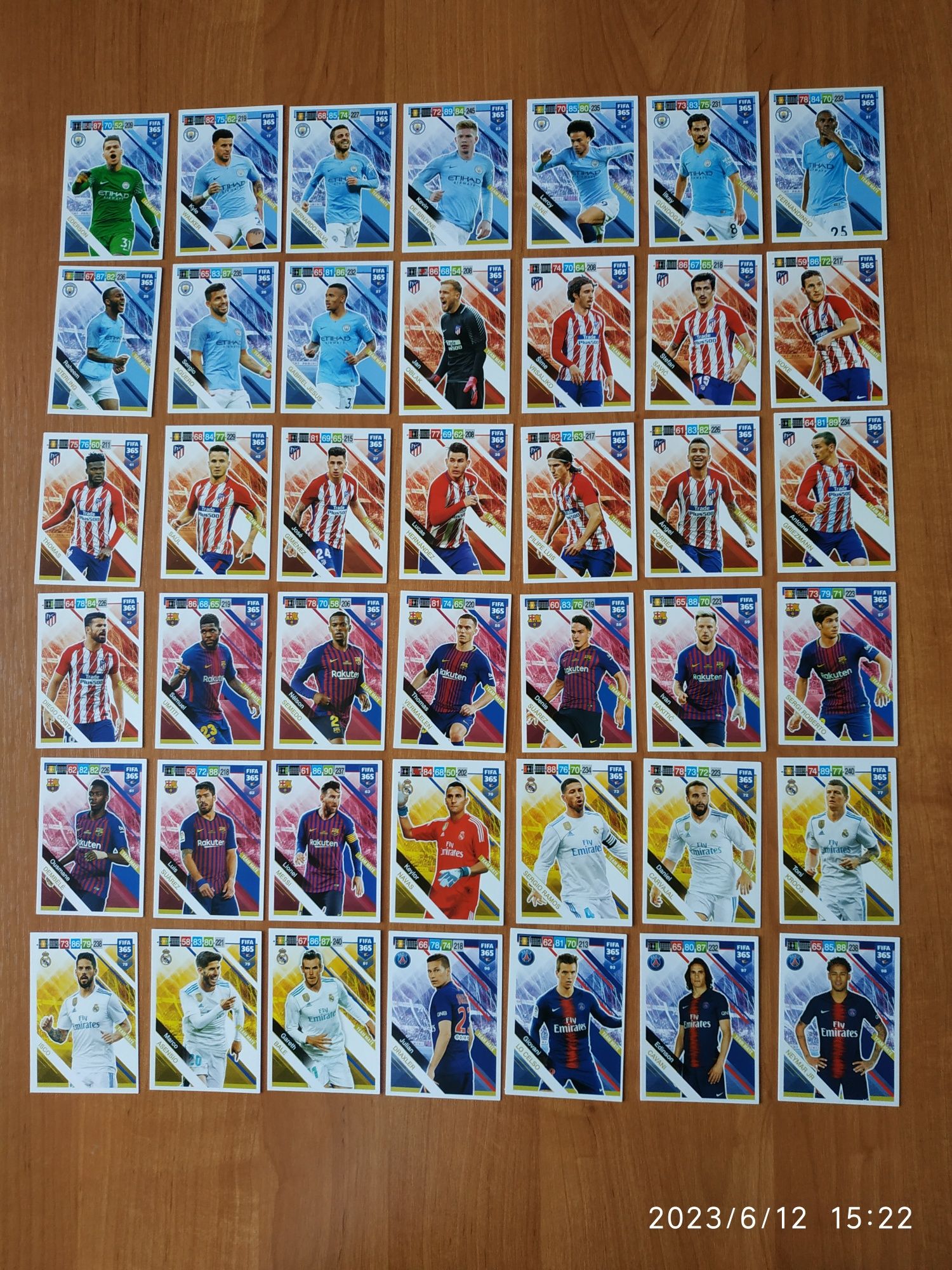 Panini FIFA 365, 2019 zestaw - album plus 160 kart (Messi)