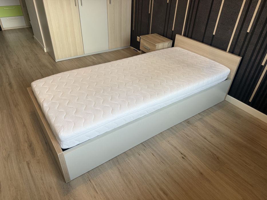 Łóżko ze stelazem i materacem 90x200 stan super