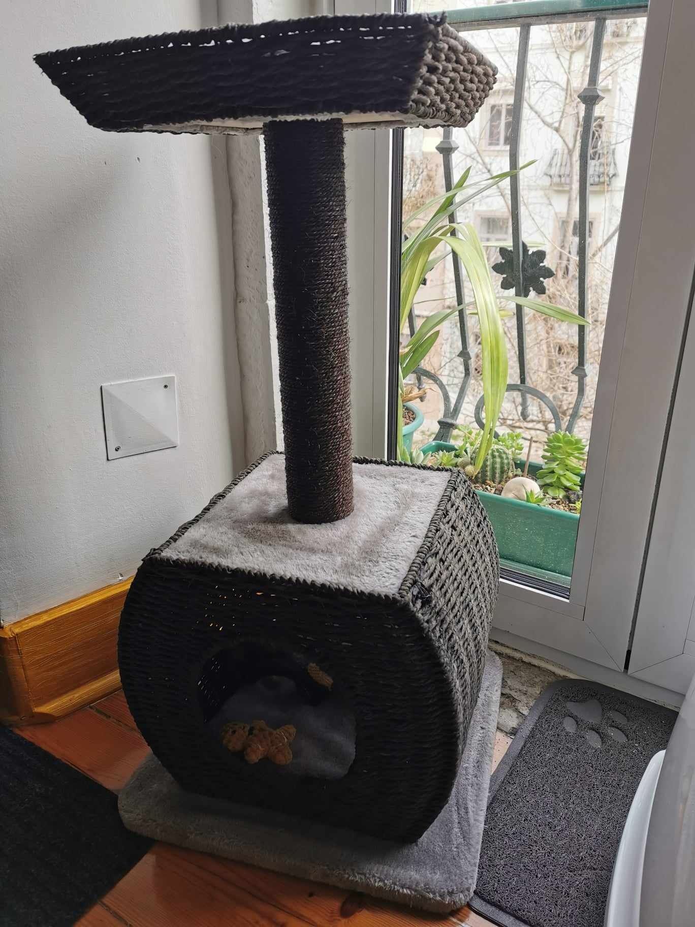 Arranhador cinzento para gato