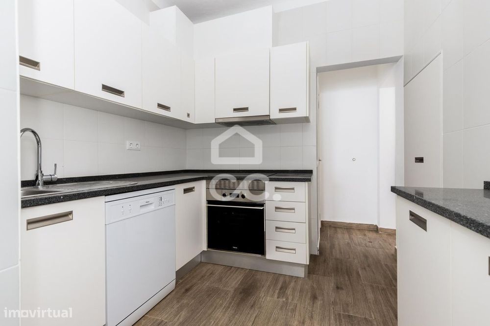 Moradia T4 Unifamiliar Totalmente Renovado c/ Logradouro para Arrendam