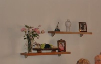 Prateleira massiças em cerejeira, c/ fixador metal (sala/escritorio)