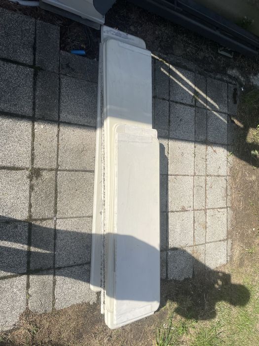 Parapety w kolorze białym z szarymi żyłami