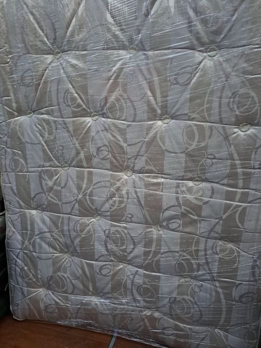 Materac 200x140x15 ,stelaż z siłownikamii