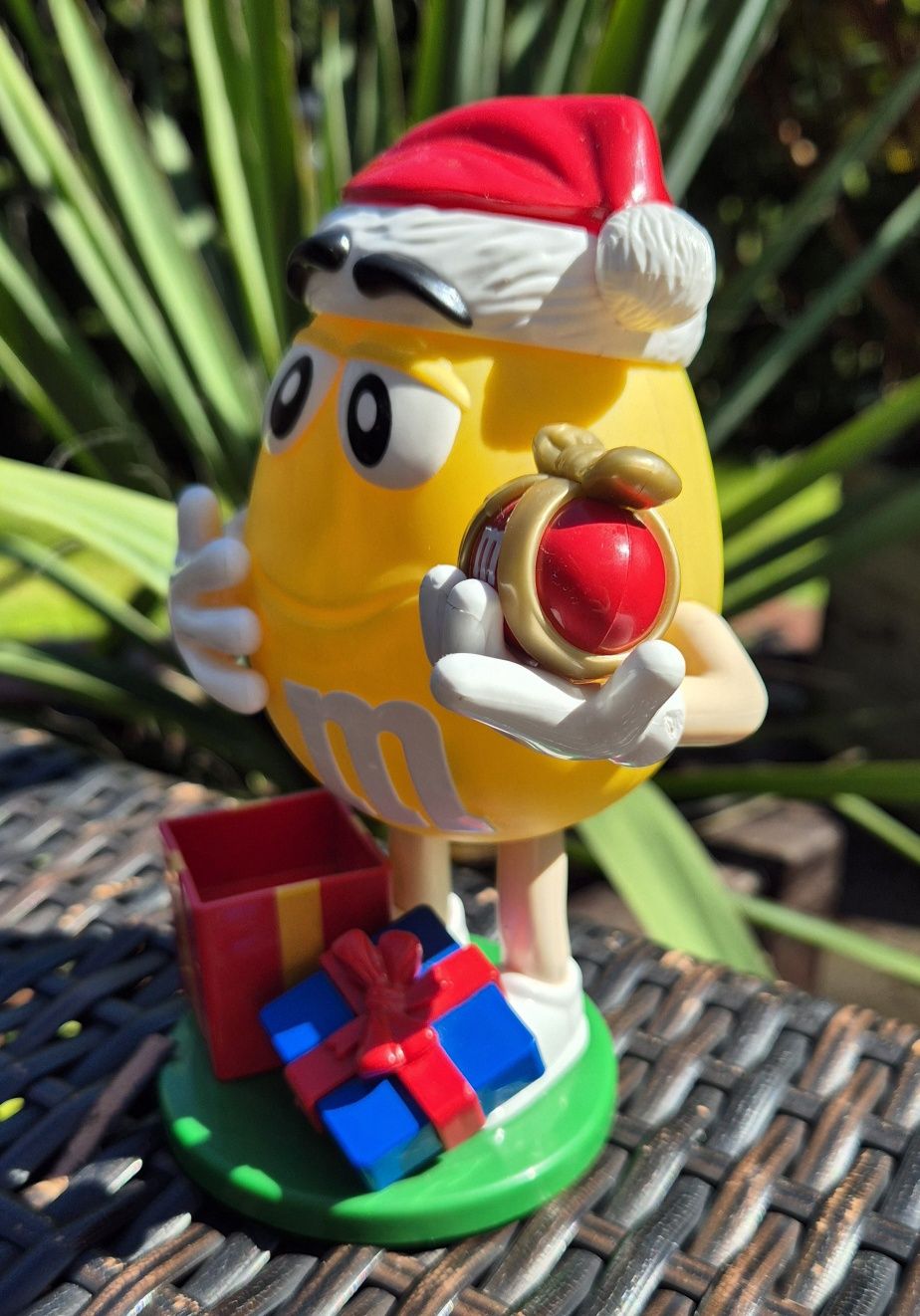 Figurka dozownik do cukierków M&Ms automat podajnik M&M's