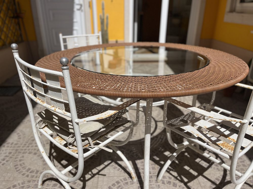 Mesa de ferro e 4 cadeiras