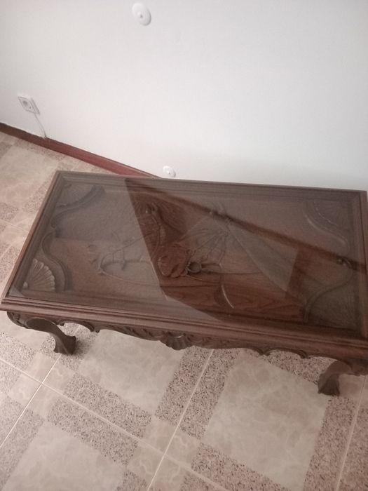 Mesa de centro antiga com trabalhado
