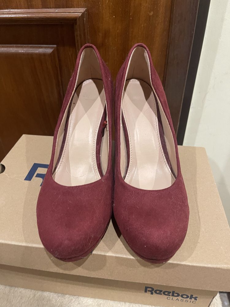 Sapatos de salto efeito veludo