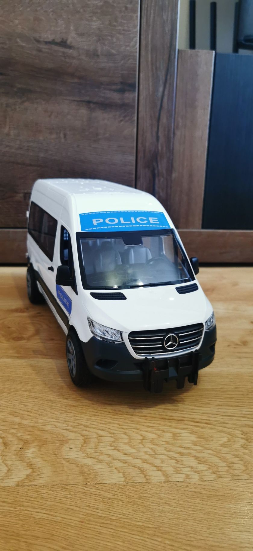 Samochód Mercedes Sprinter Policja firmy Bruder