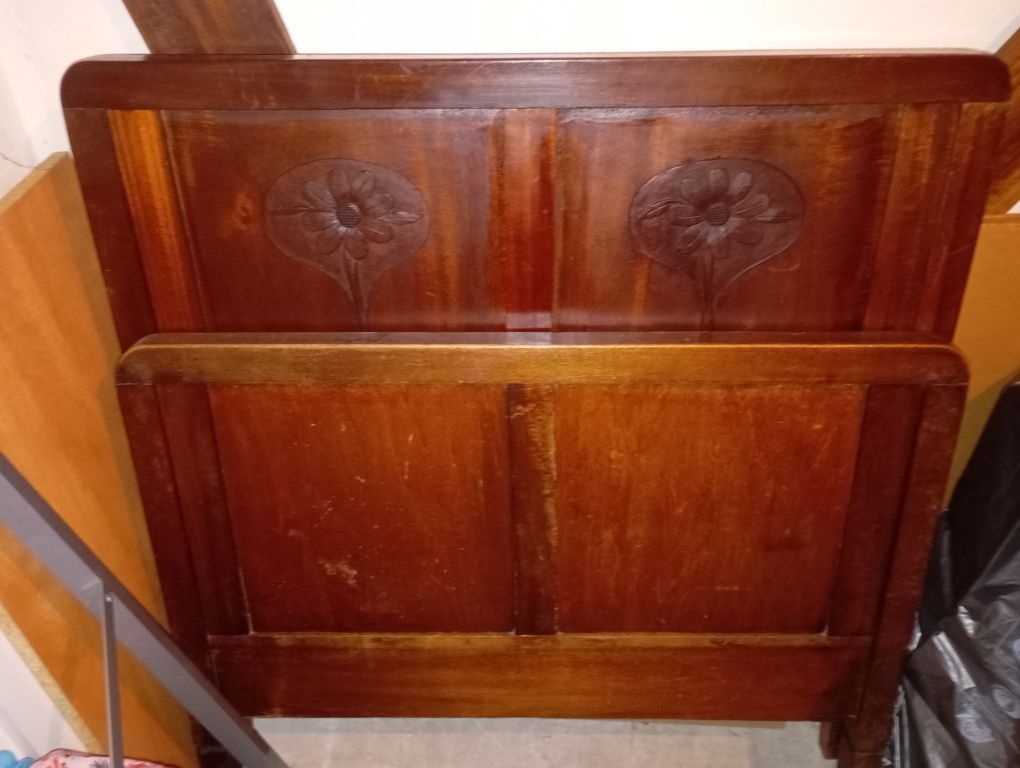Cama de madeira, antiga, 0,90 m por 1,70 m