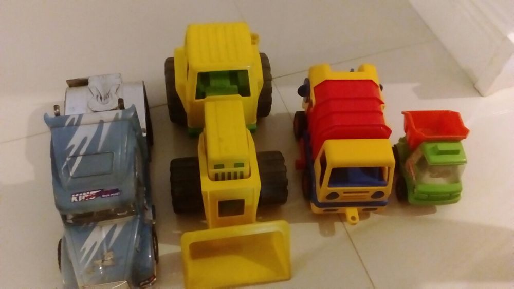 Auta, śmieciarka, traktor- koparka
