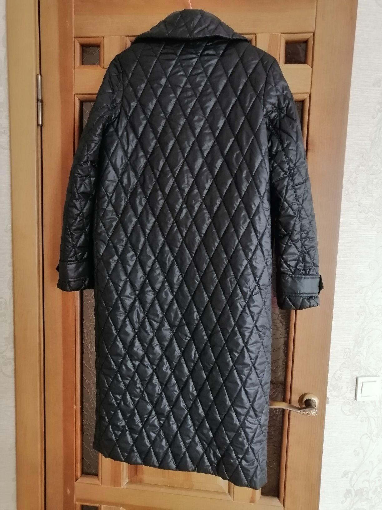 Чорне стьобане пальто
