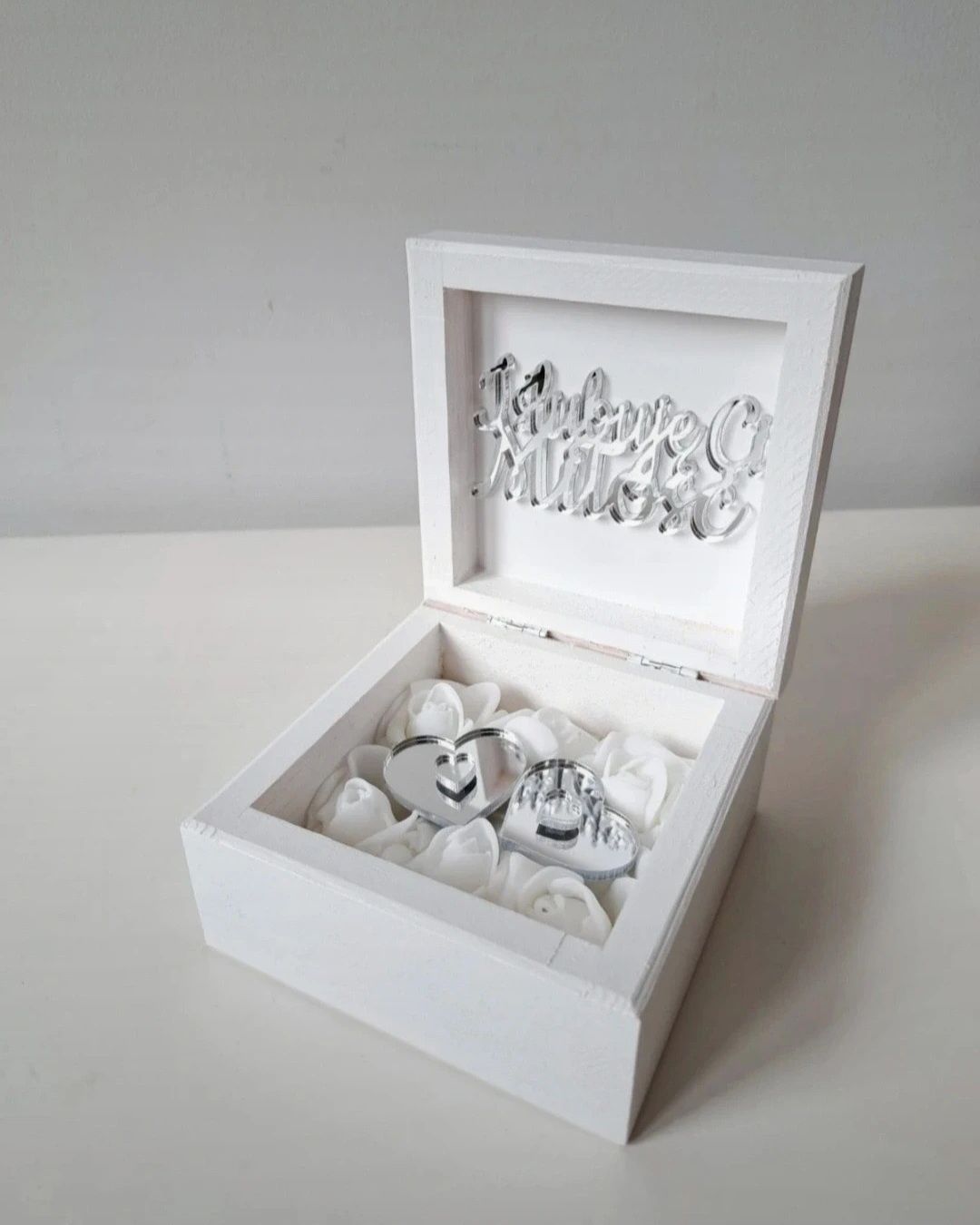 Białe pudełko na obrączki z lustrzanym srebrnym napisem z pleksi ślub