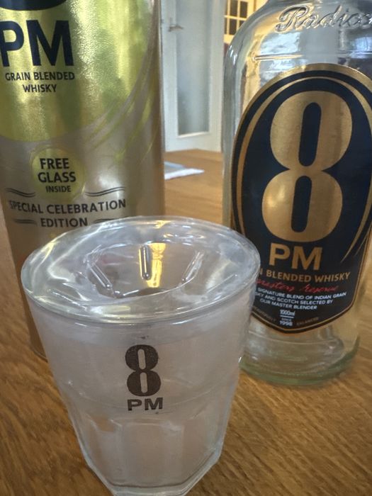 Pusta butelka po whisky 8PM z pudełkiem i szklanką