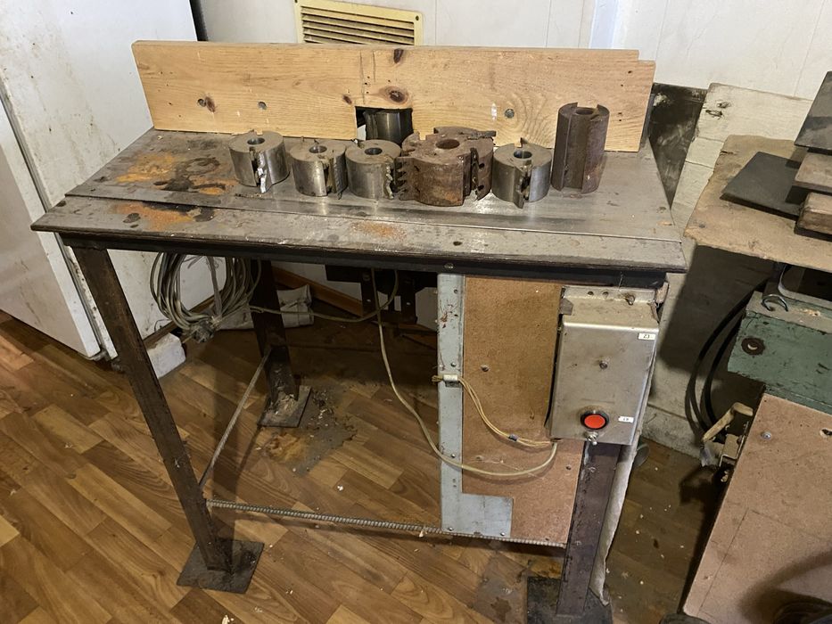 Фрезерний, вертикальний , деревообробний станок