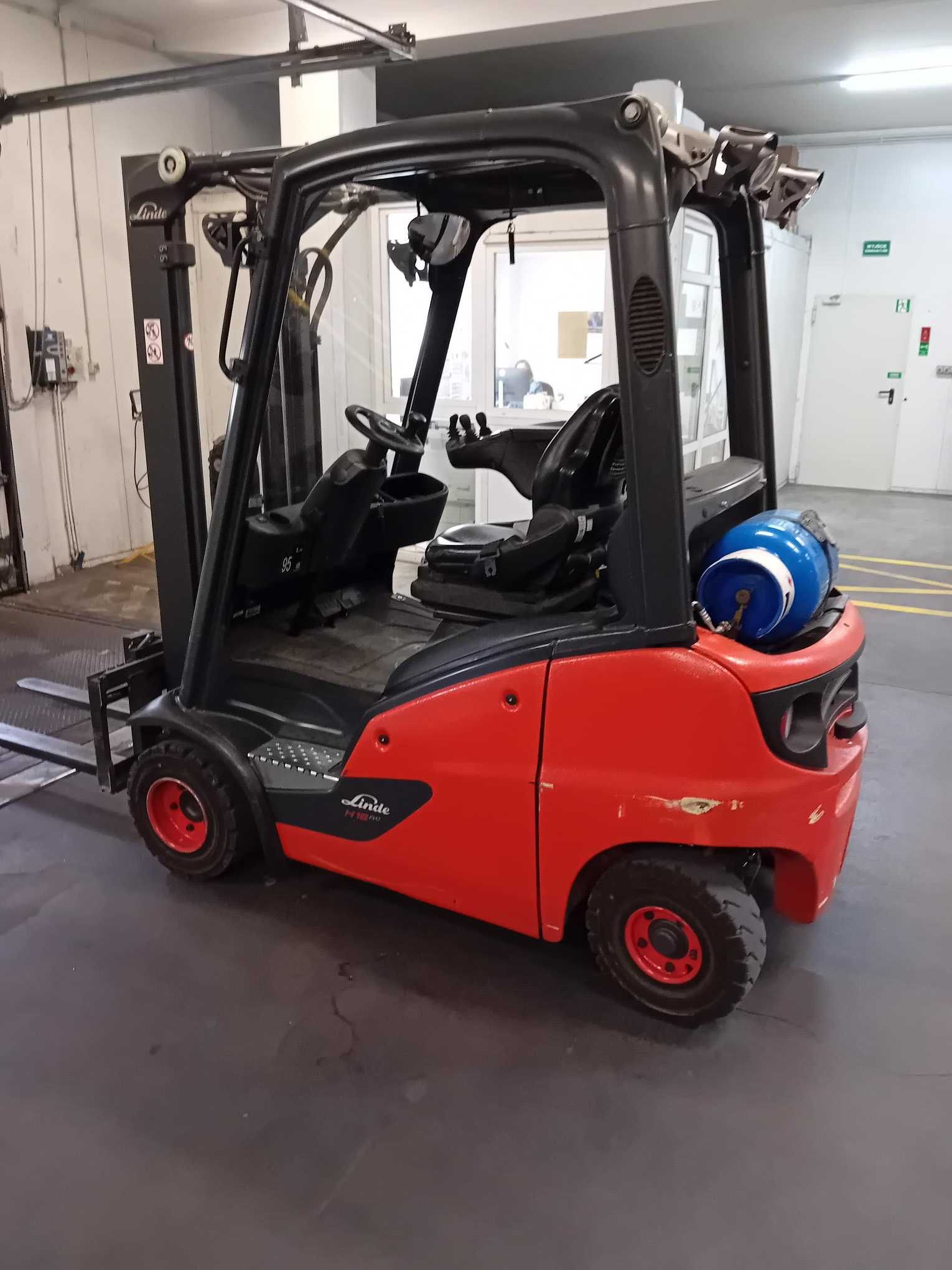 Wózek widłowy gazowy LINDE H18T-01