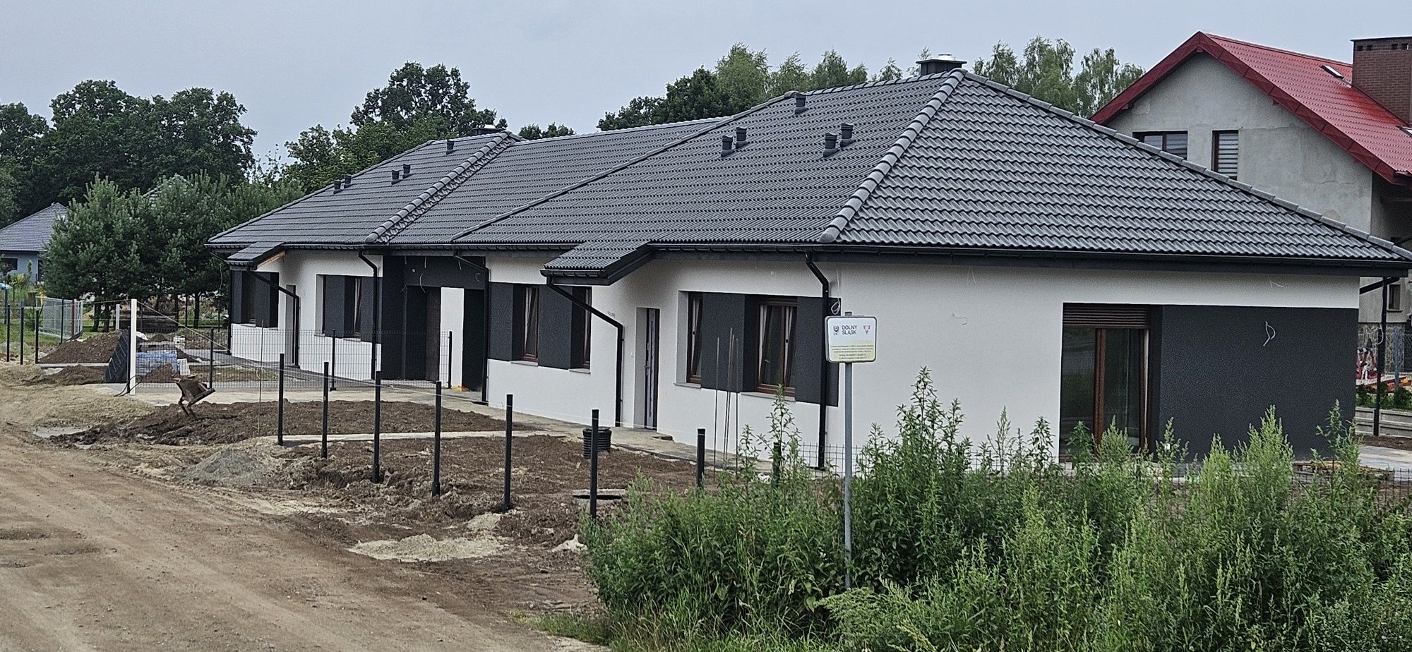 Dom jednorodzinny w zabudowie bliźniaczej.