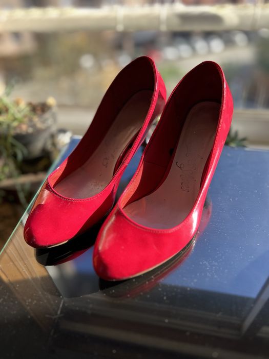 Sapato de verniz com pouco brilho , confortável.