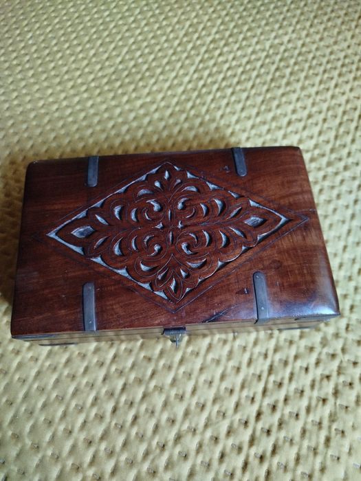 Caixa de madeira maciça com 20 cm de compri 13 larg 6 altura