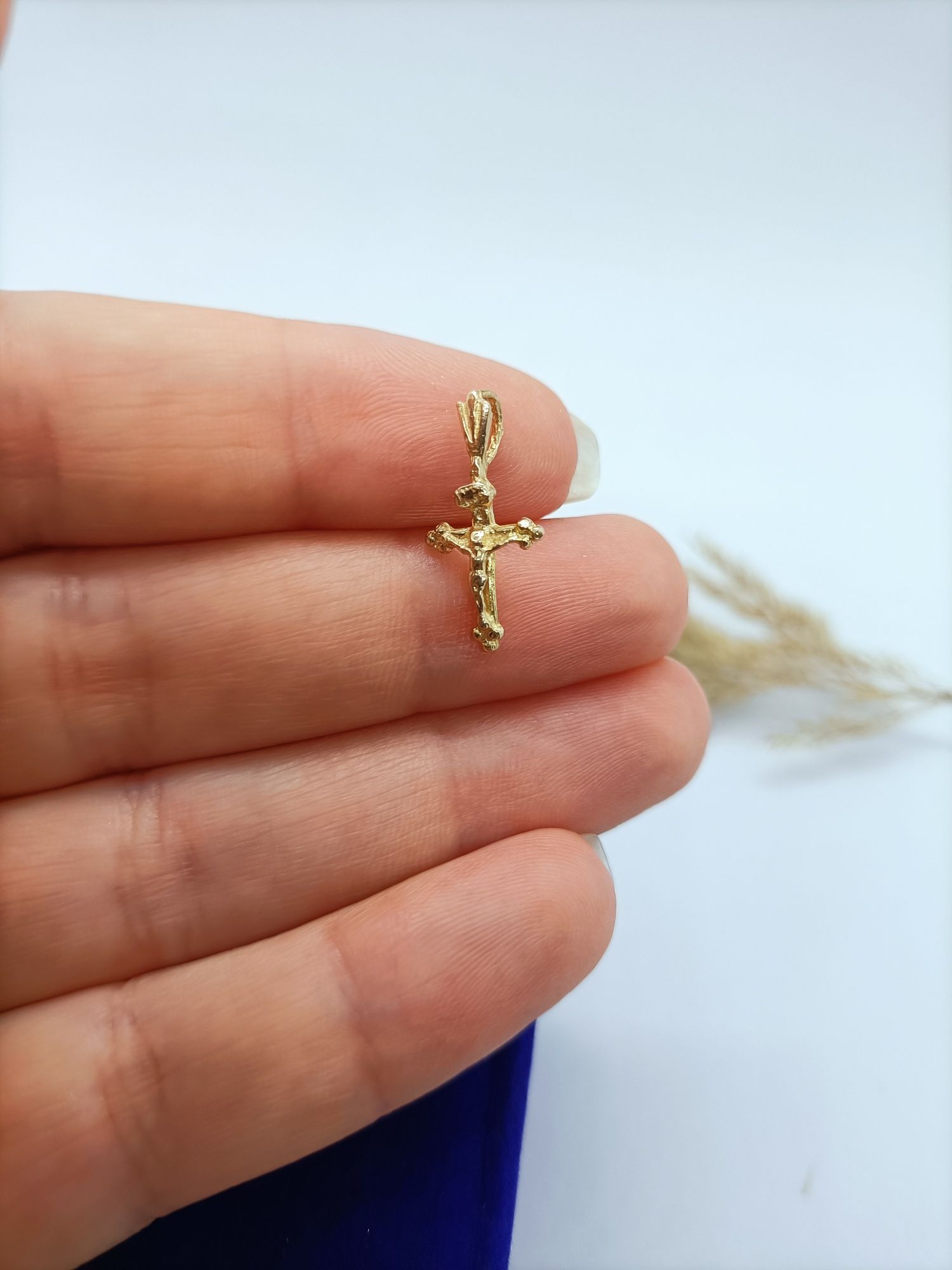 Minimalistyczna zawieszka krzyżyk ze złota, złoto pr 585