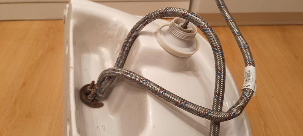 Umywalka z baterią  i rurkami odprowadzającymi wodę