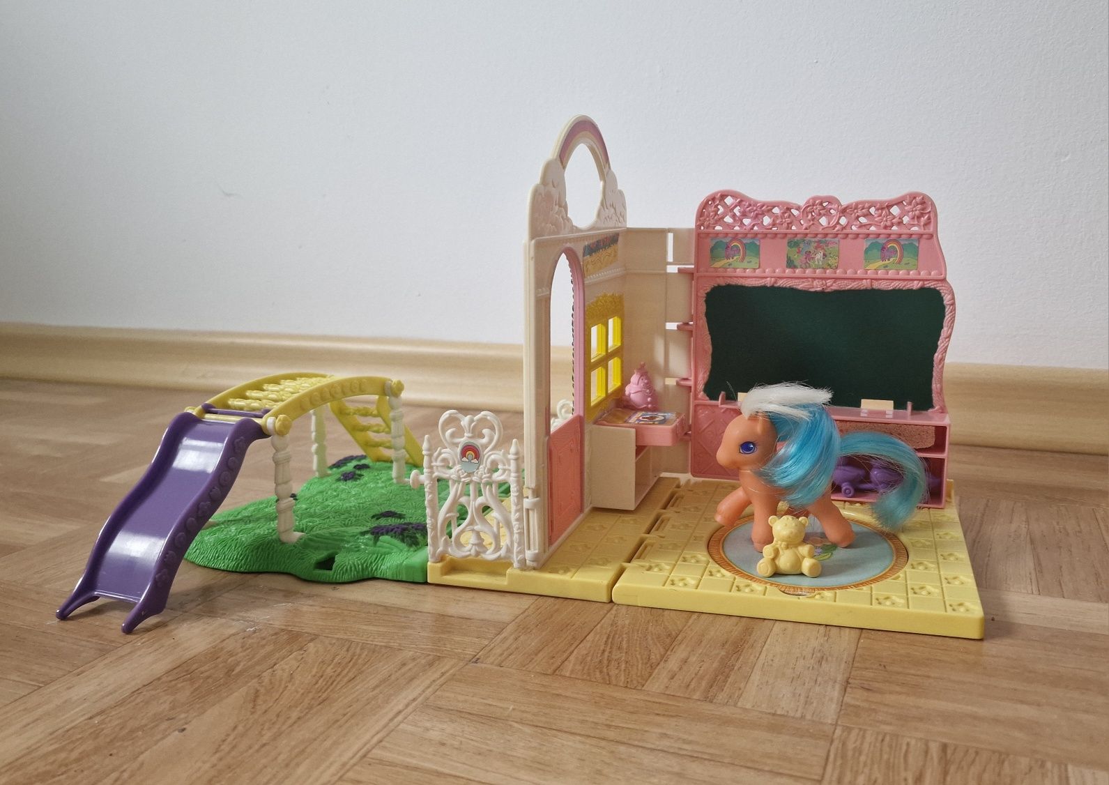 Vintage kucyk Hasbro My Little Pony 2000 Flitter domek przedszkole