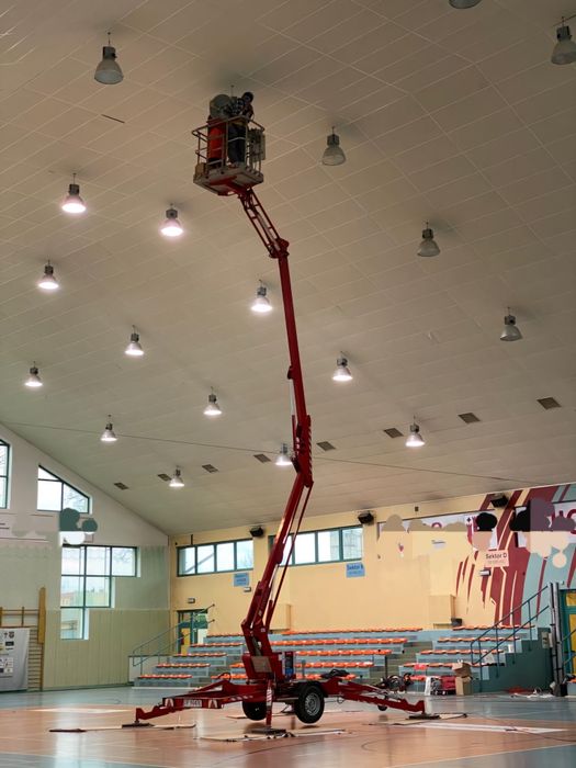Wynajem podnośnik koszowy 13,5m na przyczepie