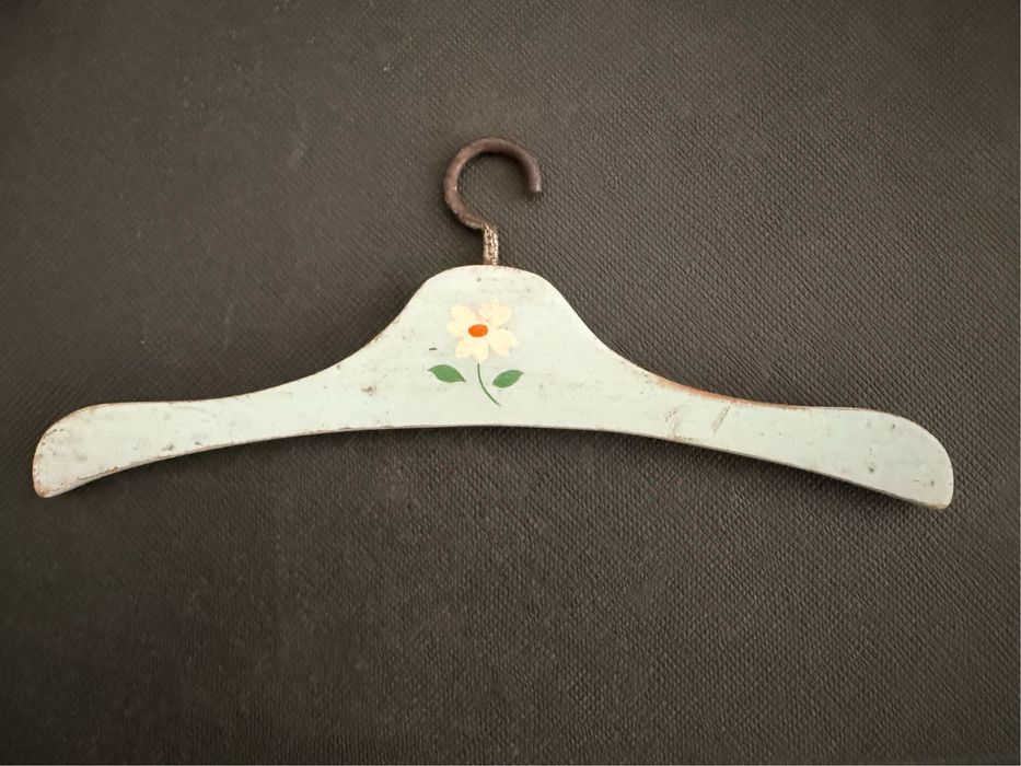 Cabide de madeira para bonecas pintado à mão