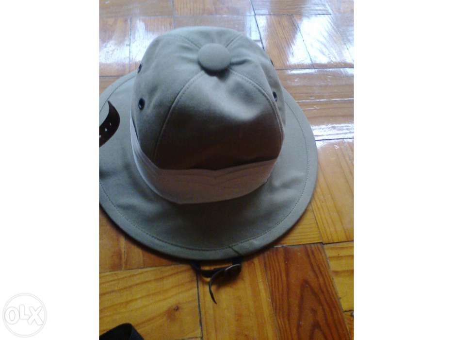 Conjunto Cantil e bussolas, Chapéu caça