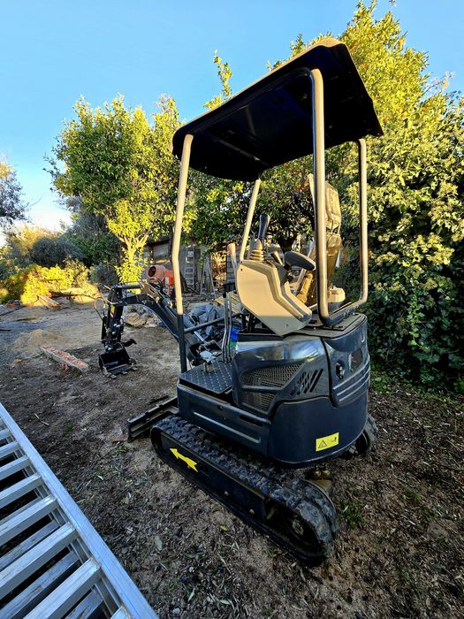 Mini Giratória 1500Kg Seminova Com Cerca de 2.6 horas Diesel