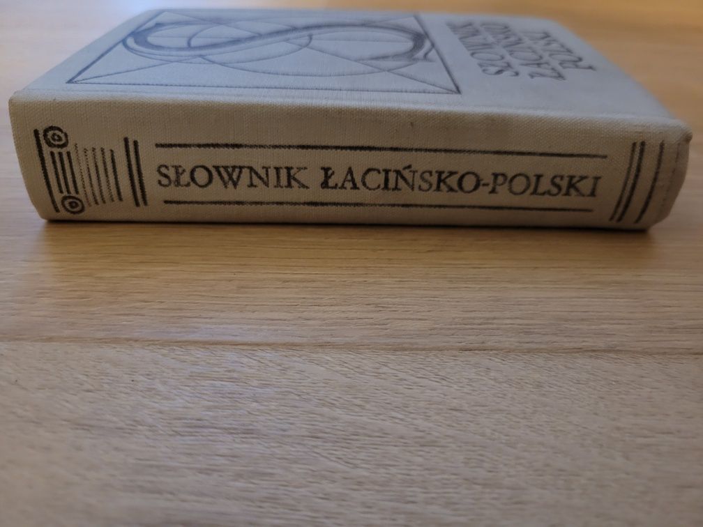 Słownik łacińsko-polski. PWN.