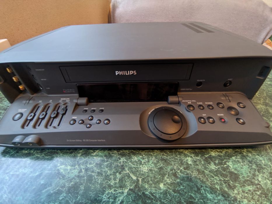 Продам відеомагнітофон на касети  Philips VR969