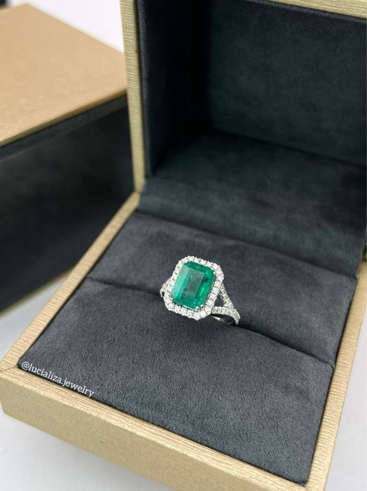 Кольцо с изумрудом и бриллиантами  Белое золото 750 проба