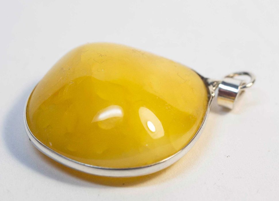 Wisiorek  z bursztynu