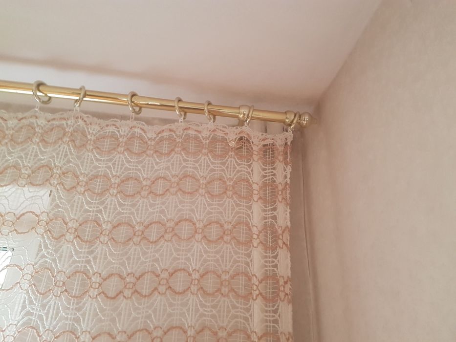 Karnisz,  złoty kolor, okrągły