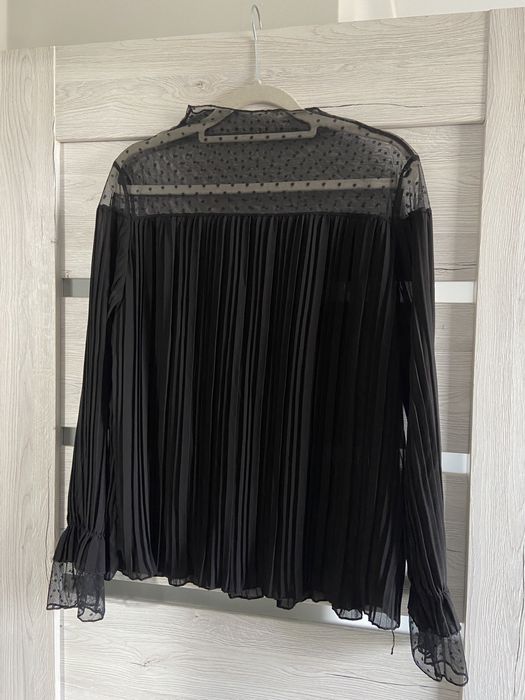 Elegancka bluzka plisowana z tiulowymi wstawkami