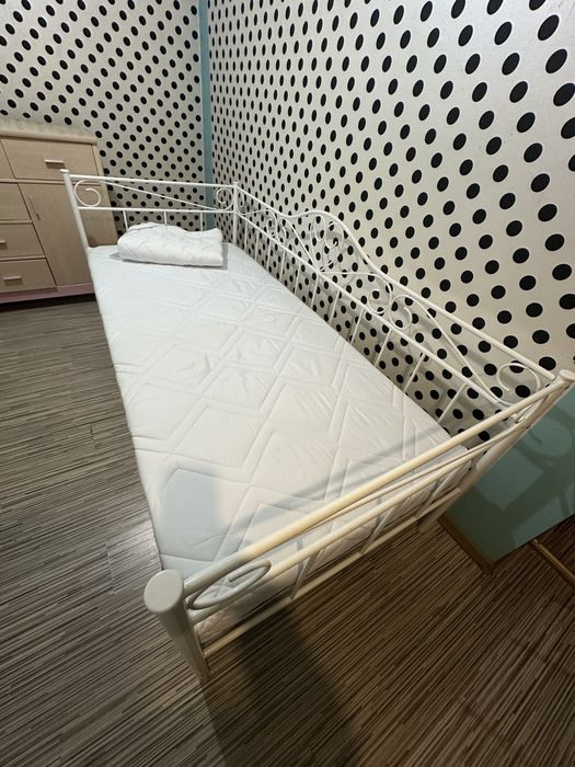 Łóżko metalowe o wymirach 90x200