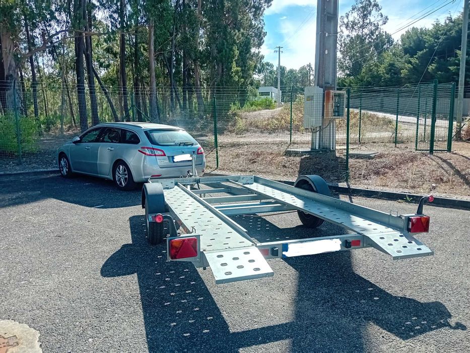 Atrelado porta carros basculante