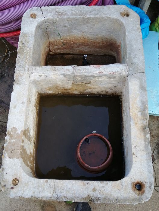 Pia em pedra dupla secular.