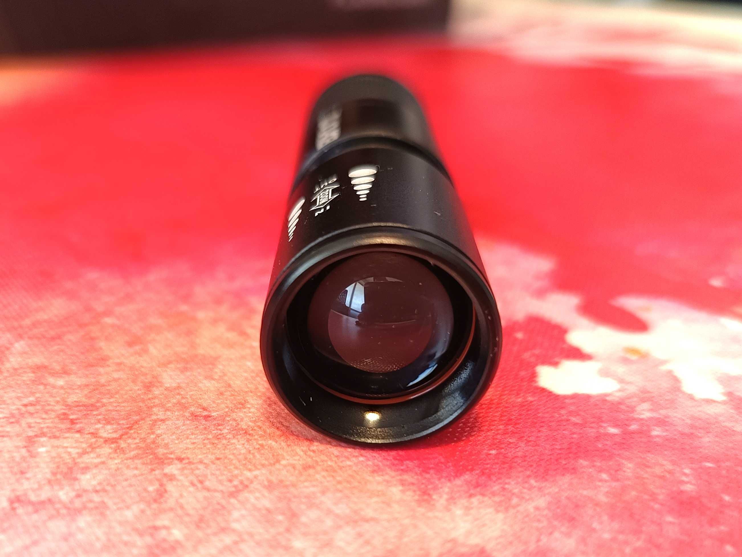 Latarka LED EDI-T11 ZOOM z uchwytem rowerowym. ładowarką i etui, nowa