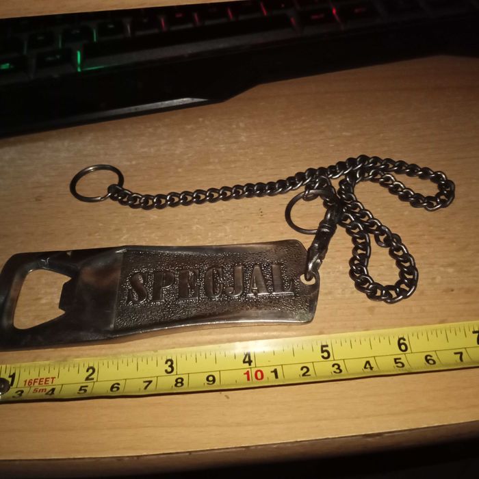 piwo  otwieracz  Specjal  wielki  solidny  z łancuchem oryginał unikat