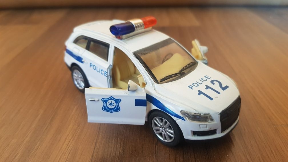 Policyjne Audi Q7 1:38