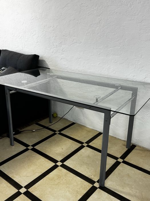 Стеклянный кухонный стол