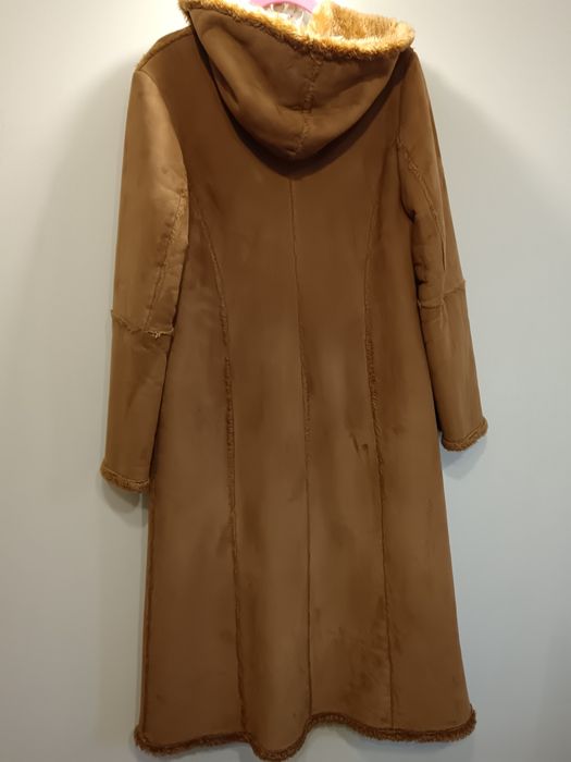 Kożuch kolor camel.