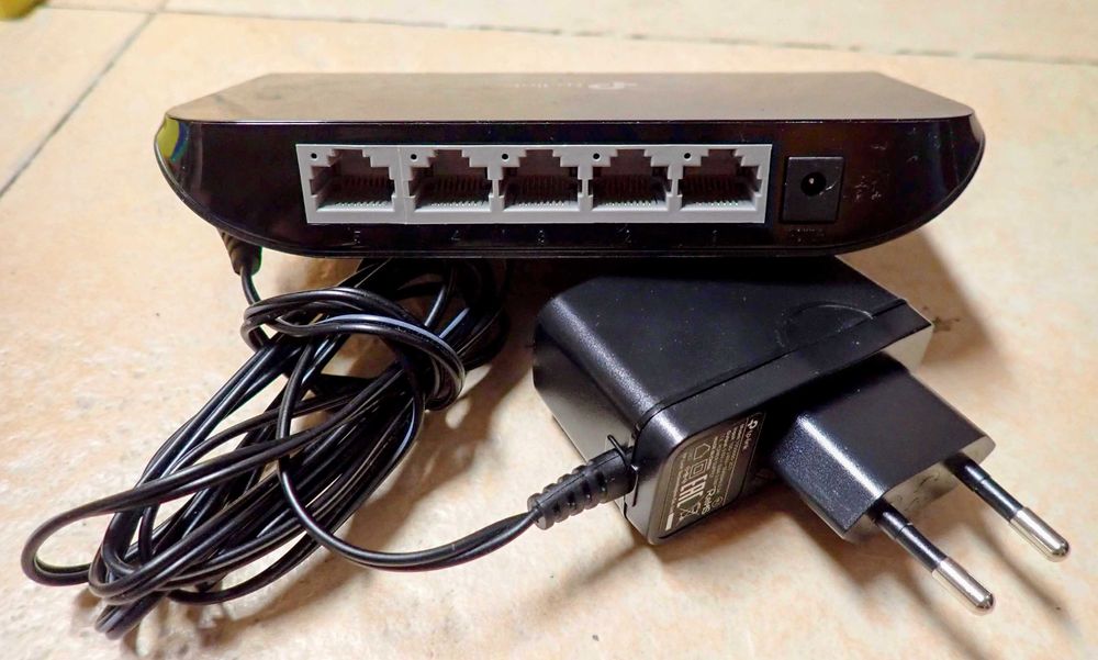 Switch de 8 portas + Switch de 5 portas - Pouco uso - Vendo conjunto