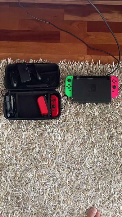 Nintendo Switch / 4 comandos e cabos